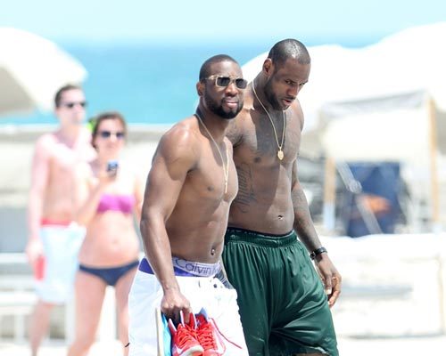 记者：恰尔汗奥卢右腿内收肌拉伤，阿切尔比右腿屈肌拉伤（记者称：恰尔汗奥卢右腿内收肌受伤，阿切尔比右腿屈肌拉伤）