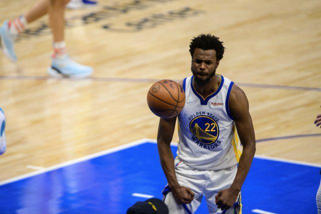 太尴尬！梁靖崑被观众“表白”，一脸严肃，孙颖莎偷笑，队友都懵了（尴尬瞬间！观众当众向梁靖崑示爱，他神情严肃，孙颖莎偷笑，队友全懵）