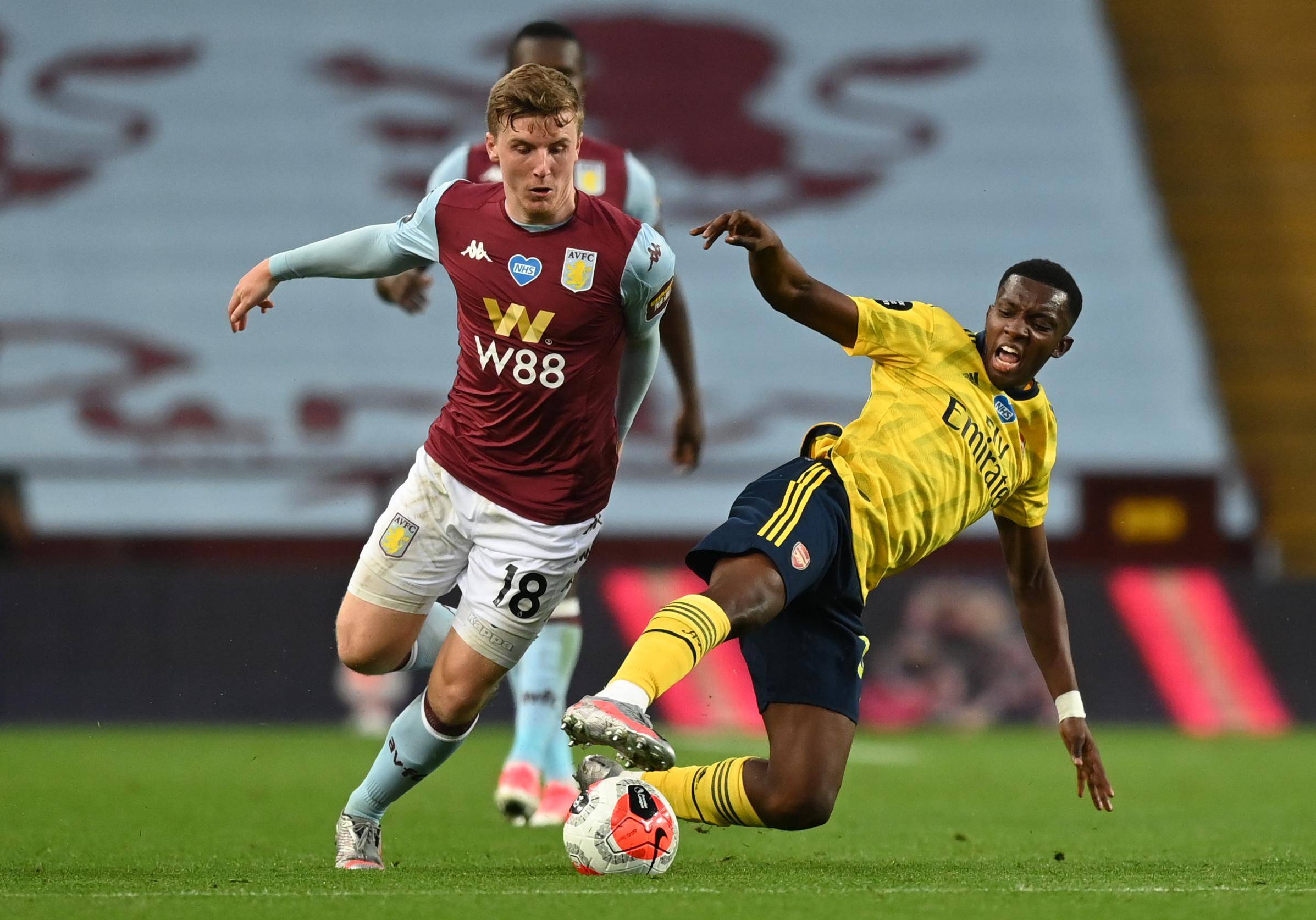 东契奇防守关键时刻，扑防凯尔登三分球（关键时刻东契奇飞身封扰凯尔登三分球）