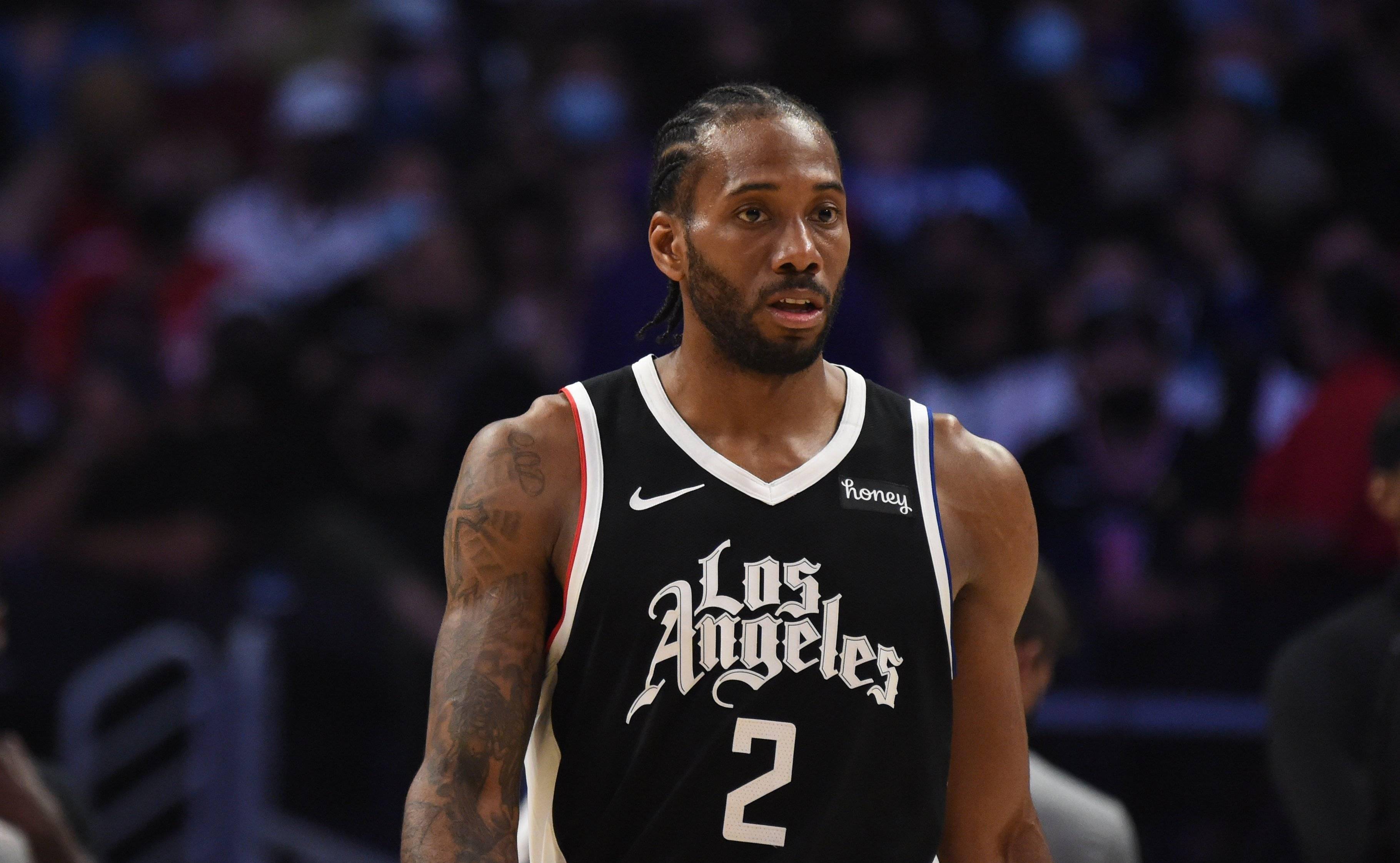 明天鹈鹕迎战独行侠 赫伯特·琼斯因头部伤势出战成疑（鹈鹕明日对阵独行侠，赫伯特·琼斯因头部受伤出战成疑）