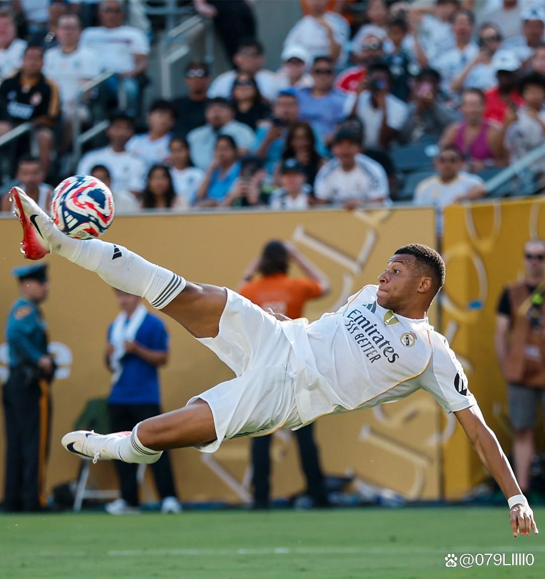 三连冠！上海海港加冕2025赛季中超冠军，摘下队史中超第四星（三连霸！上海海港问鼎2025中超，队史第四星到手）