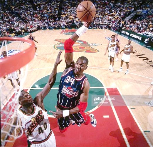 半场战报：门兴格拉德巴赫1-3沃尔夫斯堡，维默尔梅开二度，阿穆拉破门（半场速报：沃尔夫斯堡3-1领先门兴格拉德巴赫，维默尔双响，阿穆拉建功）