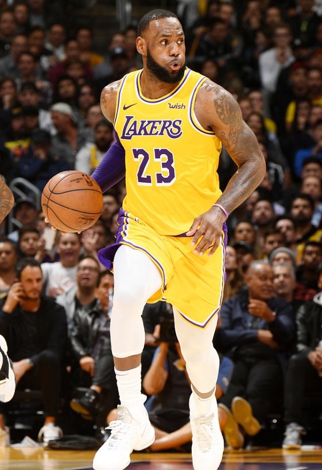 这球可惜了！杨瀚森跟进篮下未获队友传球打破得分荒（错失良机！杨瀚森篮下跟进未获传球，未能终结得分荒）