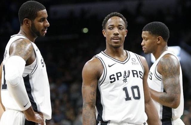 看着都疼！加纳国脚脚踝90度翻转，被日本击败，下轮战玻利维亚（加纳国脚脚踝近90度扭曲令人揪心，球队不敌日本，下一轮迎战玻利维亚）