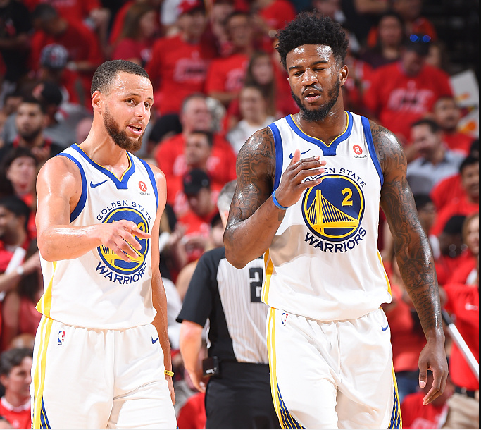 后卫身体对抗强度惊人，主帅盛赞（后卫对抗硬度爆表，主帅力赞）