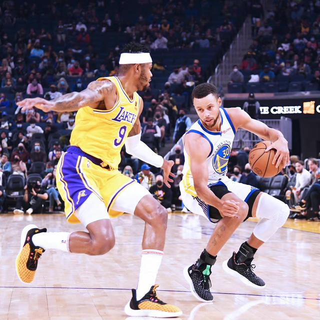 这队的攻防切换太流畅了（这支球队的攻防转换行云流水）