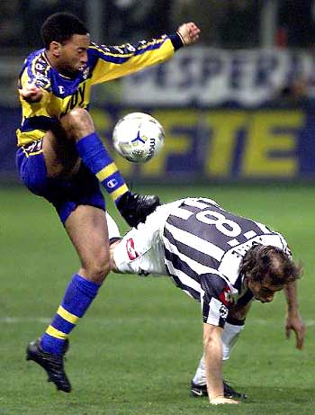 跟队：里昂想租借恩德里克，皇马目前还不想最终决定球员未来（队记：里昂有意租借恩德里克，皇马暂不决定其未来去向）